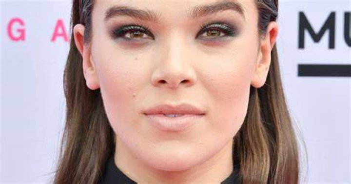 Hailee Steinfeld Smoky Eyes
