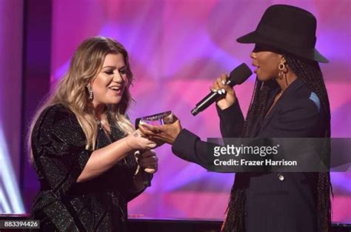 Kelly Clarkson Accepts Powerhouse Award at Billboard's Women in Music 2017 - billboard music awards 2020 kelly clarkson outfits