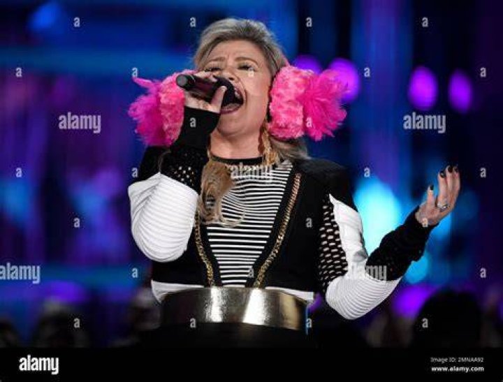 Kelly Clarkson, Brandy, BTS Prep For 2020 Billboard Music Awards - kelly clarkson billboard music awards 2020 dresses