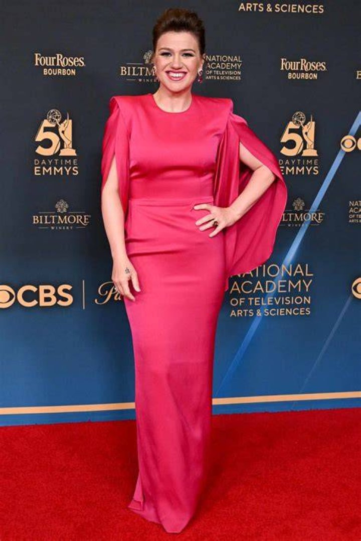 Kelly Clarkson Red Carpet Interview - BBMAs 2019 - billboard music awards kelly clarkson medley