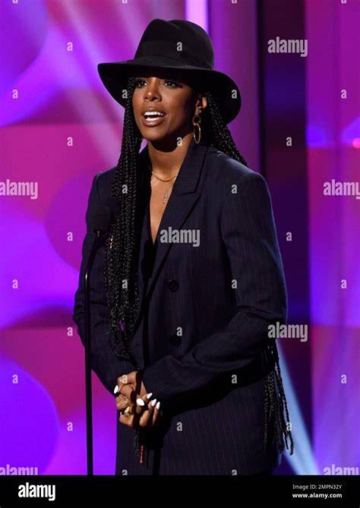Kelly Rowland Introduces Kelly Clarkson at Billboard's Women in Music 2017 - kelly clarkson - billboard music awards medley hits 2019