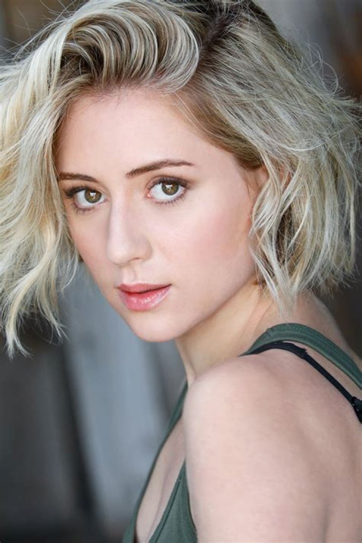 Lizze Broadway Bio & Wiki Net Worth, Age, Height & Weight