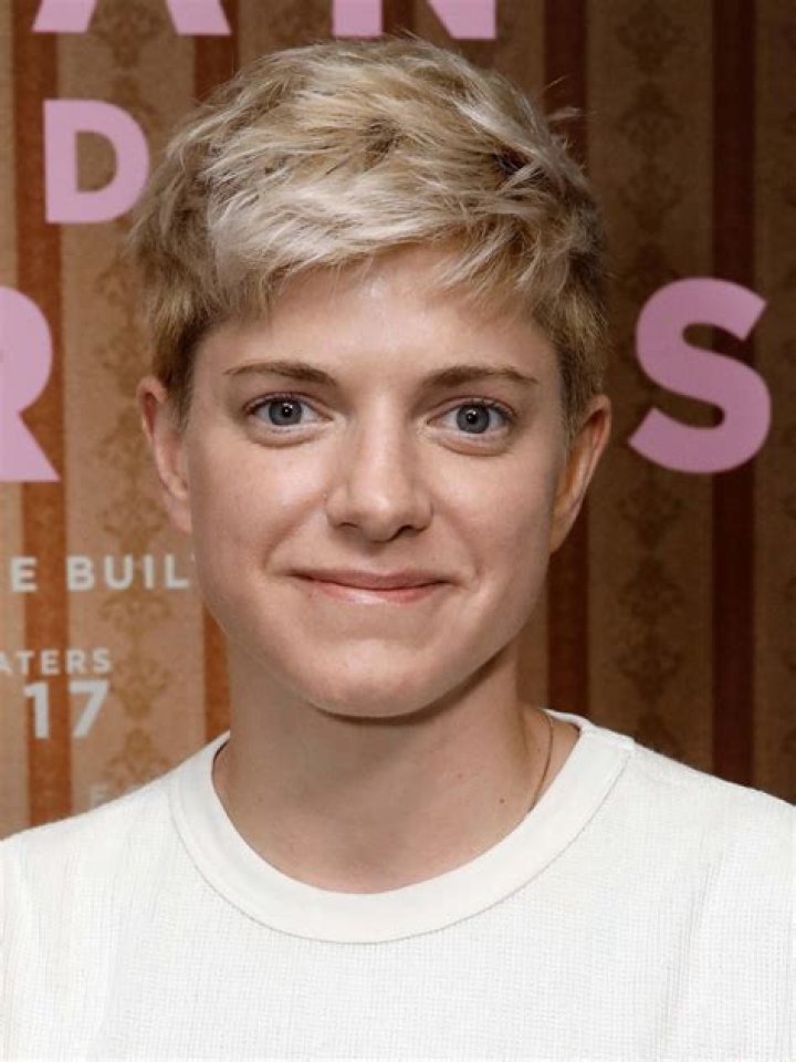 Mae Martin - ZinBlog