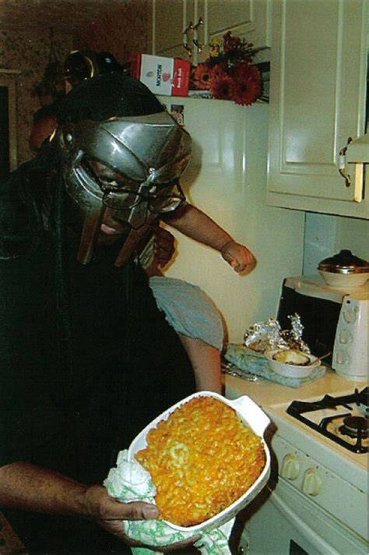 MF DOOM making mac and chesse HipHopImages