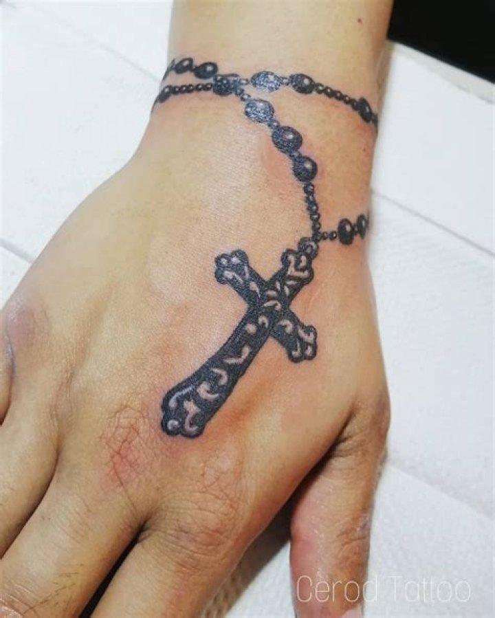 oriental abrazo Pegajoso tattoo de rosario en la mu&ntilde;eca Rancio Corredor