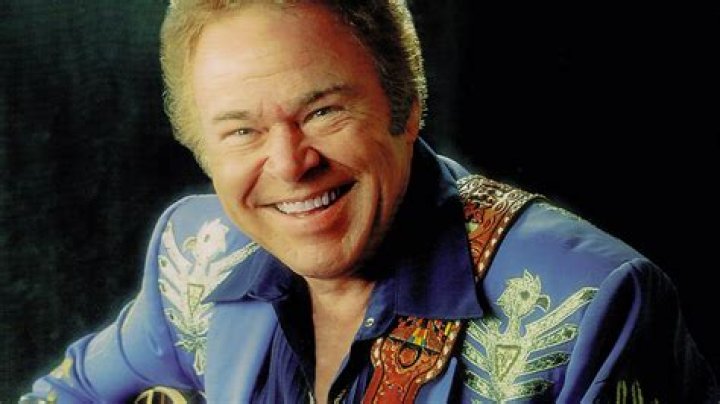 Roy Clark, country star who hosted 'Hee Haw' variety show, dies at 85