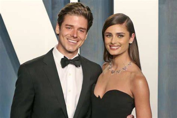 Taylor Hill And Boyfriend Daniel Fryer Are Engaged – Meet Him On Instagram ·