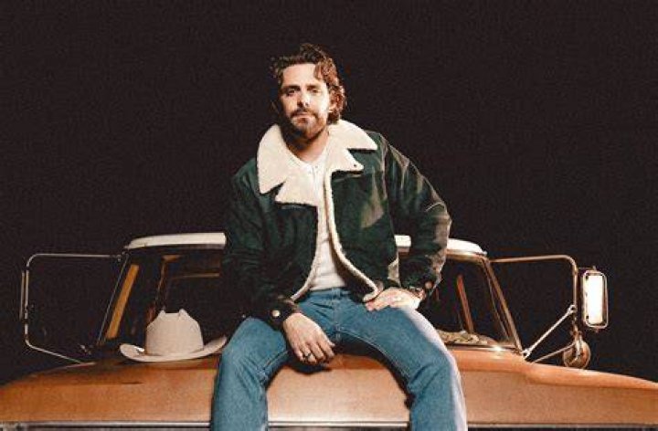 Thomas Rhett Reads His Autobiography in New Single, &lsquo;Life Changes