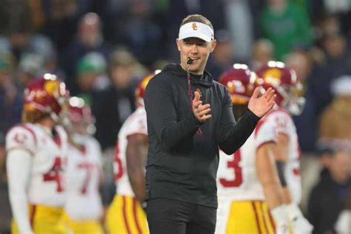 USC Quarterback Makes DegreeLess Stetson Look Silly By