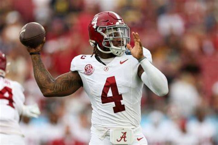 Watch Alabama freshman QB Jalen Hurts squat 500 pounds