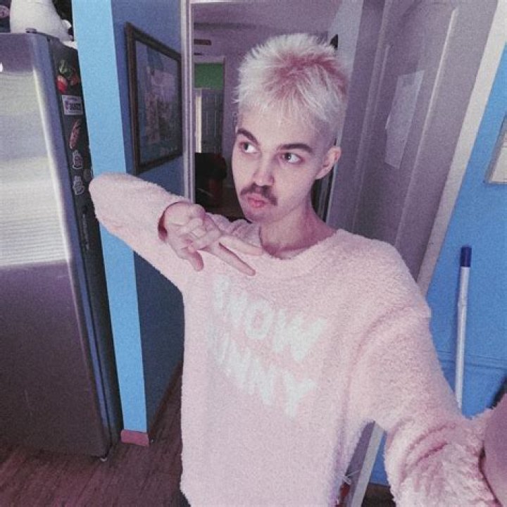 Who is Elias Phoenix Dating Now ·